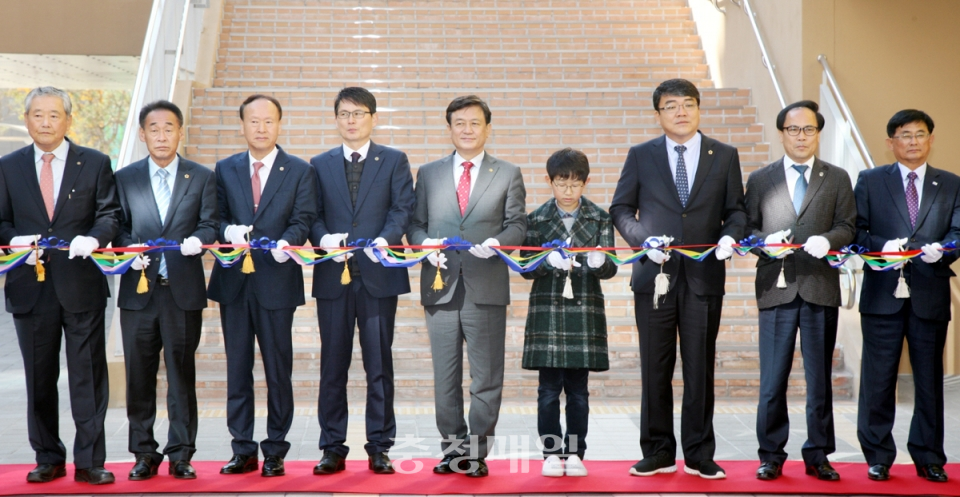 충북 충주중앙탑초등학교 개교식 참석자들이 테이프를 자르며 새 출발을 축하했다.