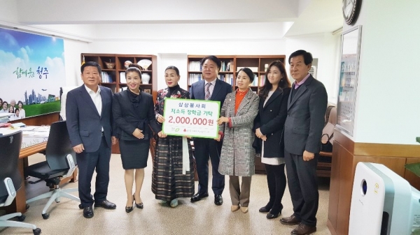 33인민족봉사단(단장 김은순)이 지난 10월 31일 청주시청에서 저소득 학생을 위해 200만원의 장학금 기탁식을 진행하고 있다.