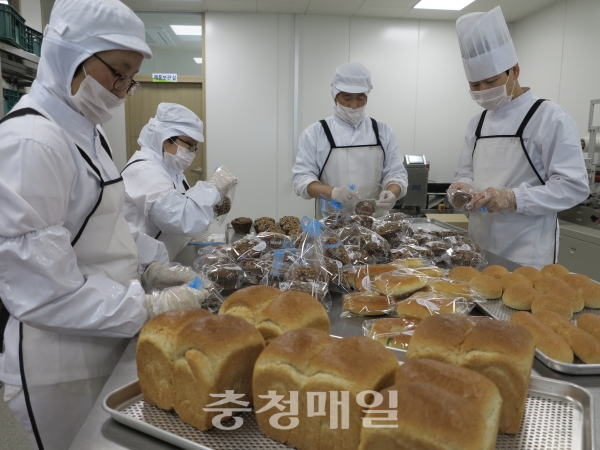 옥천읍 자연당 근로 장애인들이 빵을 만들고 있다.