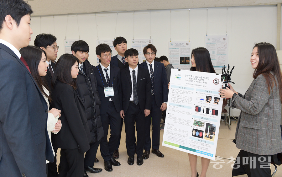 아산 순천향대 제27회 공과대학 학술제 작품전시회에 참여한 전자정보공학과 학생들이 ‘로봇 의수'를 선보이고 있다.