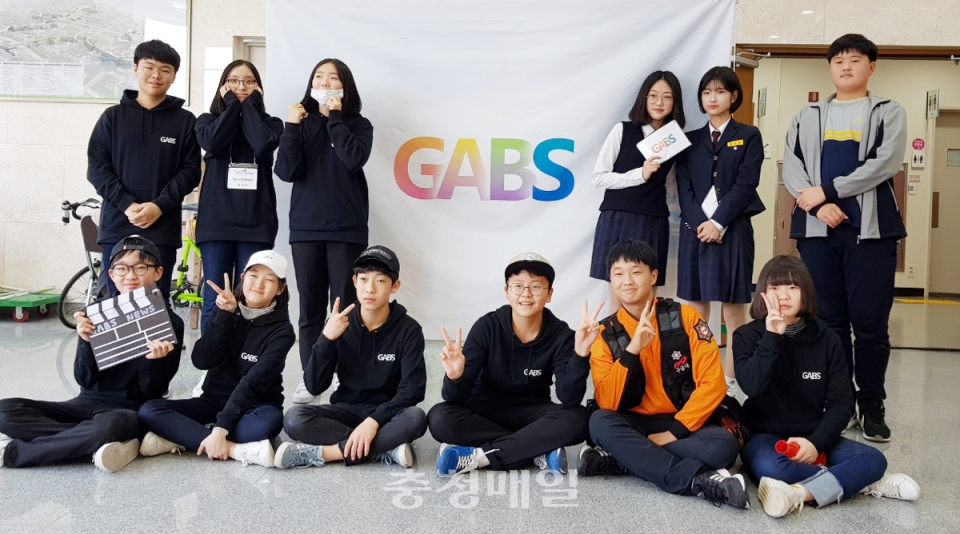 지난 22일 전국 청소년 119안전뉴스 경진대회서 은상을 수상한 대전 관저중학교 학생들이 기념촬영을 했다.