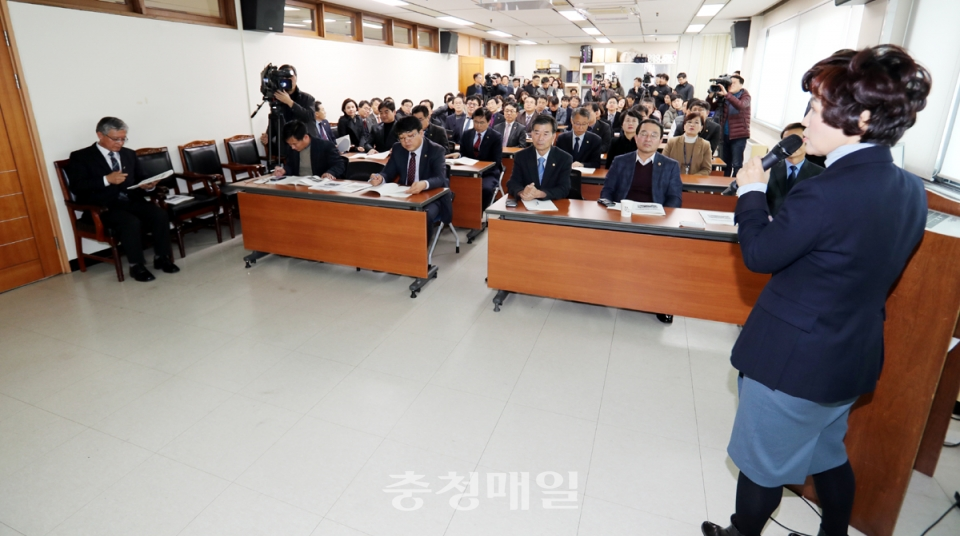 충북도의회 교육위원회는 지난 23일 도의회 회의실에서 장선배 의장 등 모두 100여명이 참석한 가운데 ‘국외연수 결과 보고회’를 개최했다.