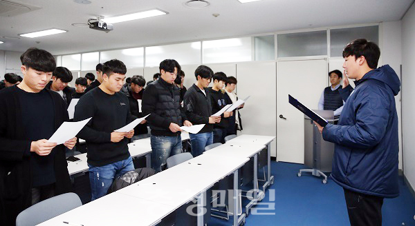 28일 오후 서울 구로구 고척스카이돔 홈구장에서 넥센히어로즈 선수들이 음주 운전 금지를 위한 결의 및 서약식을 하고 있다.