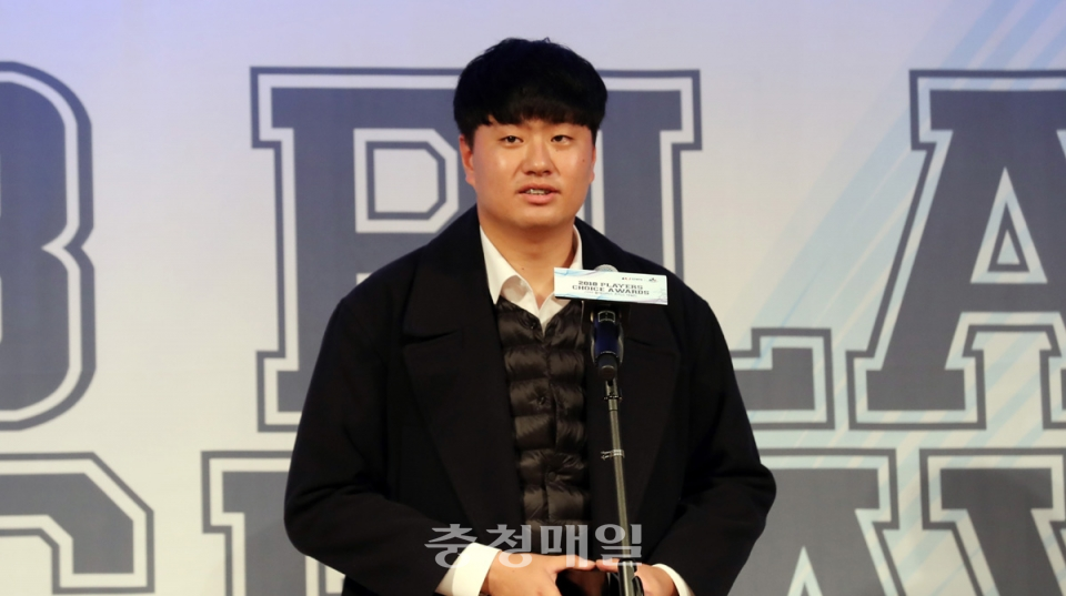 3일 오후 서울 서초구 더케이호텔 그랜드볼룸에서 열린 2018 플레이어스 초이스 어워드, 올해의 선수상을 수상한 두산 베어스 이영하가 소감을 전하고 있다.