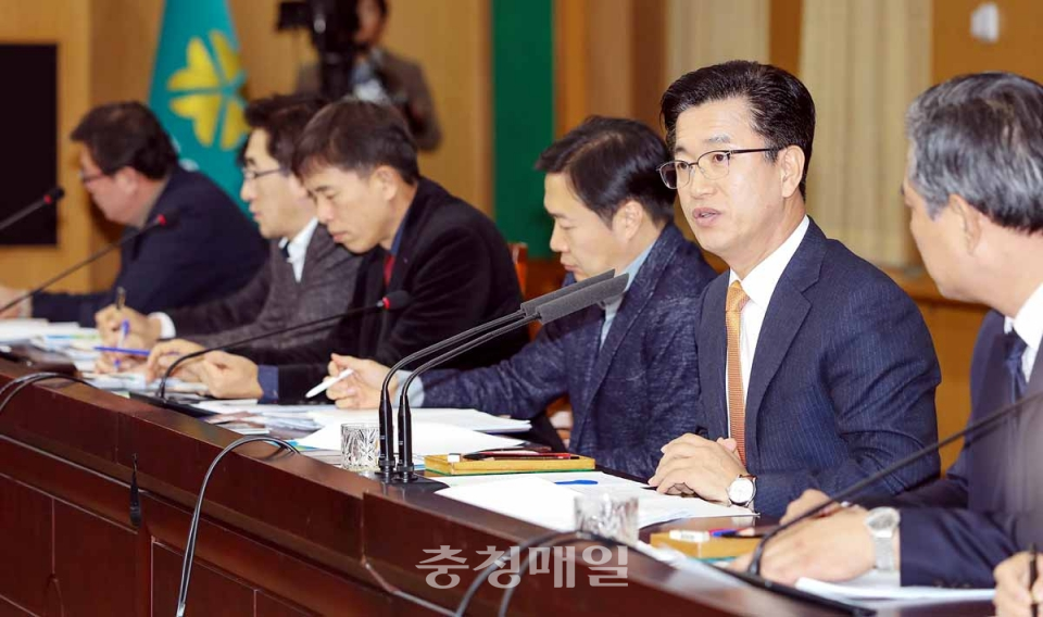 허태정(오른쪽 두번째) 대전시장이 지난 5일 확대간부회의를 주재하고 있다.