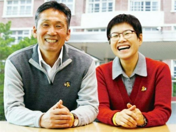 허건행(왼쪽) 전국교직원노동조합 신임 충북지부장과 이수미 수석부지부장.