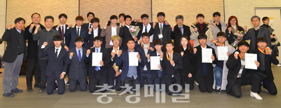 충남 아산시 선문대 학생들이 서울국제발명전시회에 참가해 8개팀 전원이 수상한 뒤 기념촬영했다.