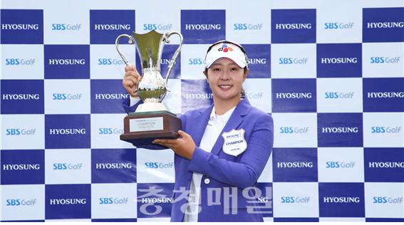 건국대 글로컬캠퍼스 골프부 박지영 프로가 한국여자프로골프(KLPGA)투어 2019시즌 개막전 효성 챔피언십 우승컵을 들어 보이고 있다.
