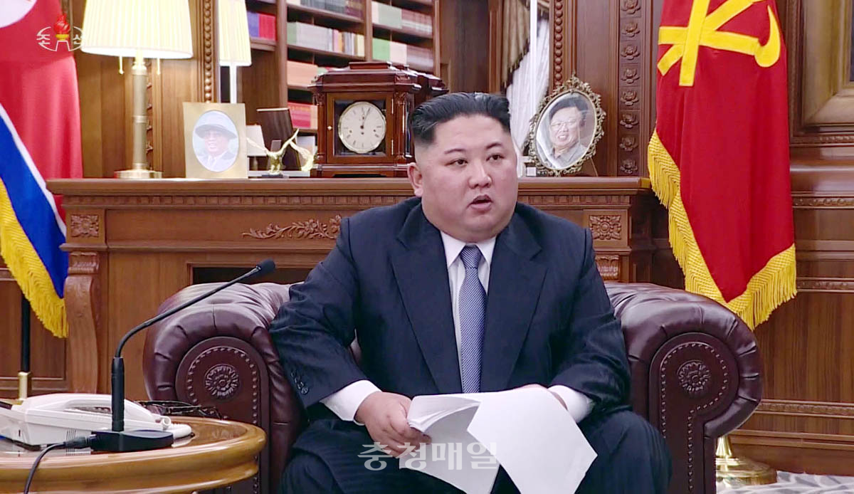 김정은 북한 국무위원장이 1일 오전 노동당 중앙위원회 청사에서 육성으로 신년사를 발표하고 있다.