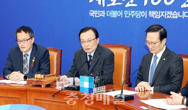 2일 서울 여의도 국회에서 열린 민주당 최고위원회의에서 이해찬 대표가 모두발언을 하고 있다.