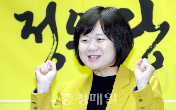 2일 오전 서울 영등포구 여의도 정의당 당사에서 열린 2019 정의당 신년인사회에서 이정미 대표가 신년사를 하고 있다.