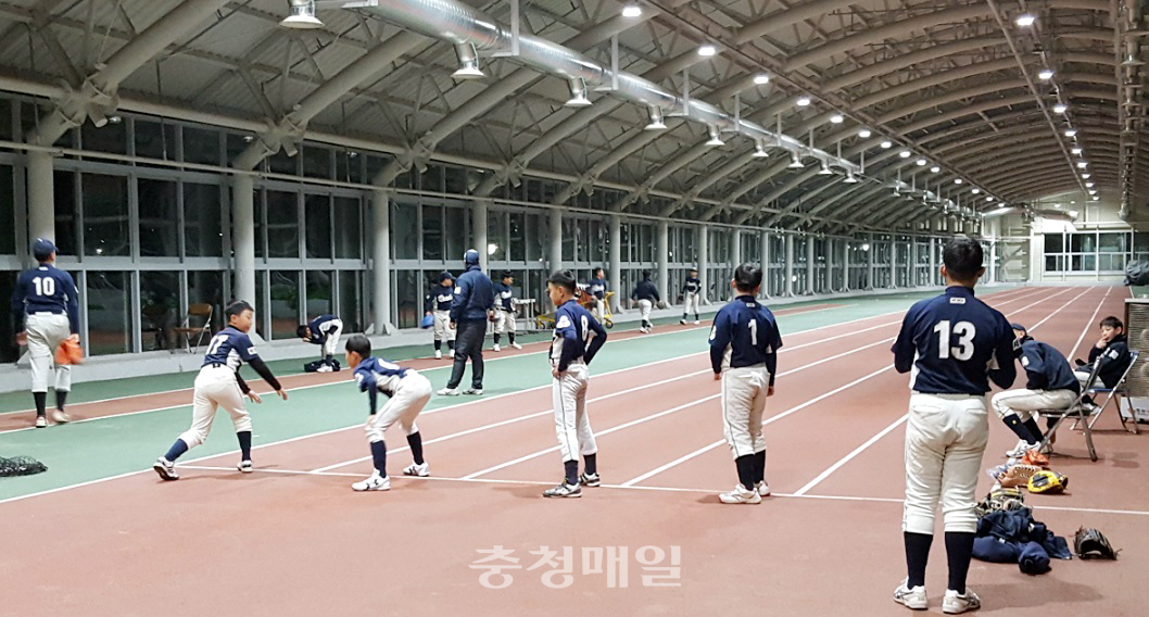 수도권의 한 중학교 야구팀이 충북 보은 스포츠파크 실내체육관에서 동계훈련을 실시하고 있다.