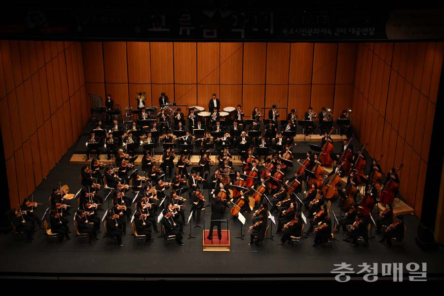 청주시립교향악단 ‘2019 신년음악회’가 오는 10일 청주예술의전당 대공연장에서 열린다. 사진은 지난해 열린 음악회.