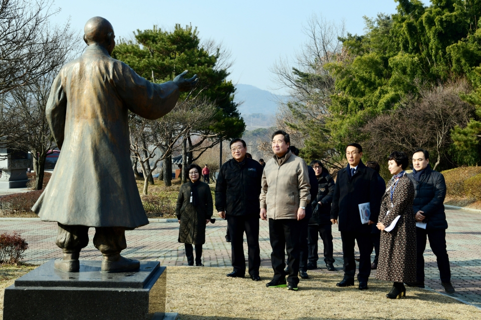 지난 19일 충남 홍성군을 방문한 이낙연 국무총리가 김석환 군수 등 관계자들과 함께 만해 한용운 선생 생가를 둘러보고 있다.