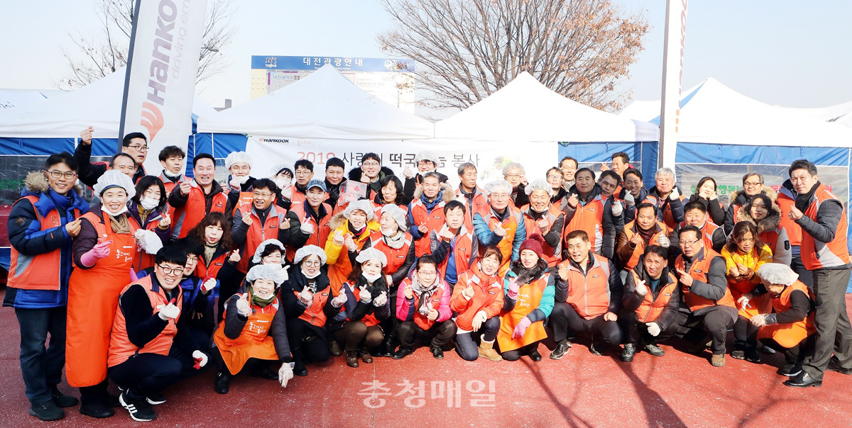 한국타이어는 지난 19일 대전시 동구 대전역 동광장에서 노조 조합원 및 임직원 등 50여명이 참여한 가운데 소외 이웃 500여명에게 ‘사랑의 밥차 무료 급식’을 진행했다.