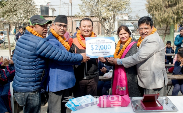 충북도민들이 주축으로 구성된 ‘2019 히말라야 기후변화 탐사대’가 지난 22일 네팔의 수도 카투만두 하티거우다(Hattigauda) 지역 바드라칼리 초등학교(SHREEB hadrakali Primary School)에서 학교발전 지원금을 전달했다.
