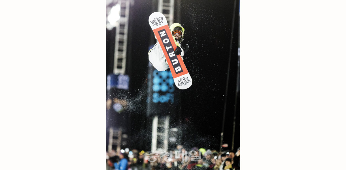 미국의 대니 데이비스가 27일(현지시간) 미국 콜로라도주 아스펜에서 열린 윈터 엑스 게임 남자 수퍼파이프 결승에서 힘차게 날아오르고 있다.