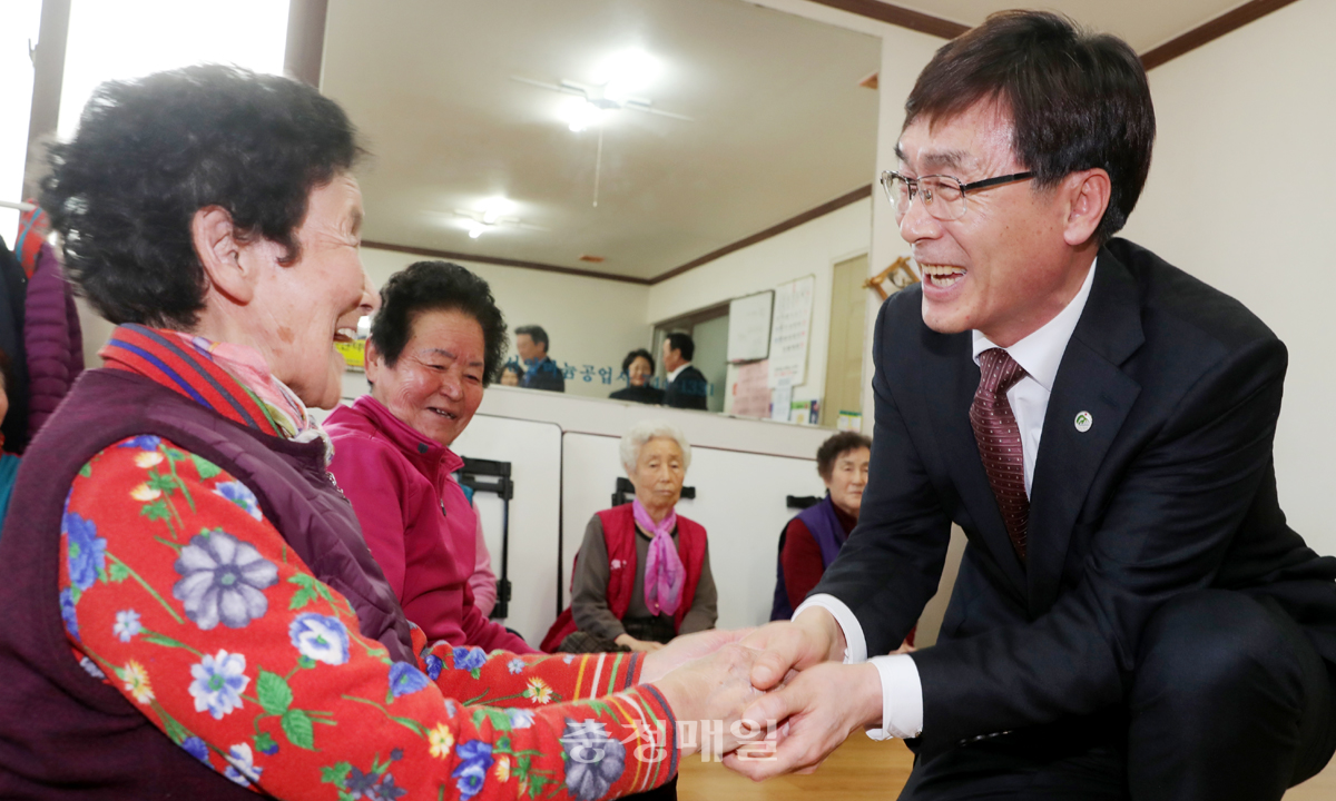 이장섭 충북도 정무부지사는 28일 영동 부모사랑요양원과 영동지역 경로당을 잇따라 방문하고 어르신들을 위로했다.
