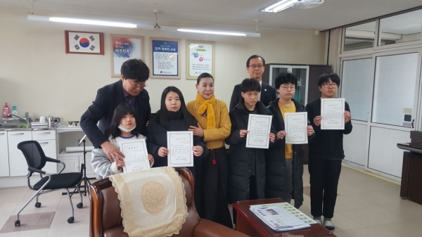 33인민족봉사단(단장 김은순)은 31일 덕벌초등학교에서 저소득 학생을 위해 50만원의 장학금을 졸업예정 학생 5명에게 지원했다.