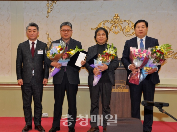 제22회 충남예총 예술문화상 대상을 수상한 예산군 건설교통과 김창배(왼쪽 두번째) 팀장이 수상자들과 기념촬영을 하고 있다.