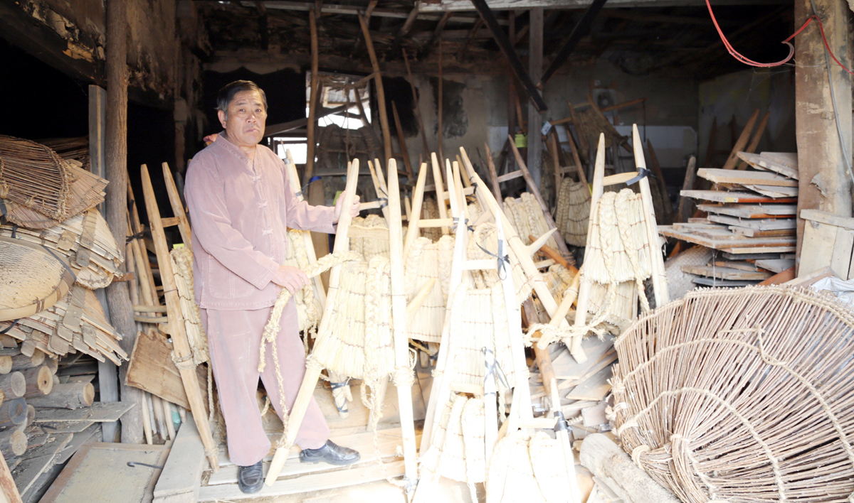 세종시 향토문화유산 제69호 전통지게 제작기술을 보유한 조태식 장인이 작업장에서 기념촬영하고 있다.