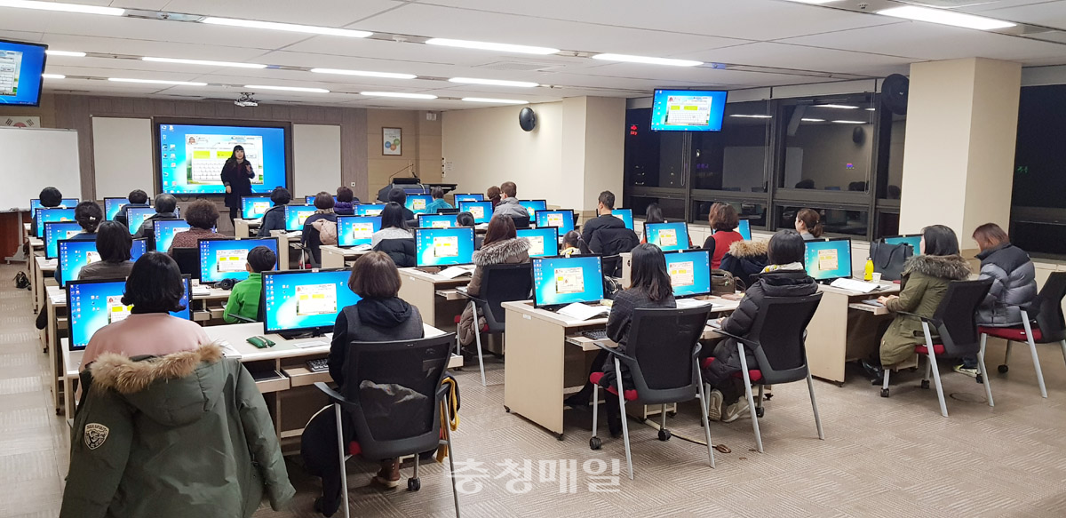 지난해 시민정보화교육 참여자들이 컴퓨터를 활용한 정보화 교육을 받고 있다.
