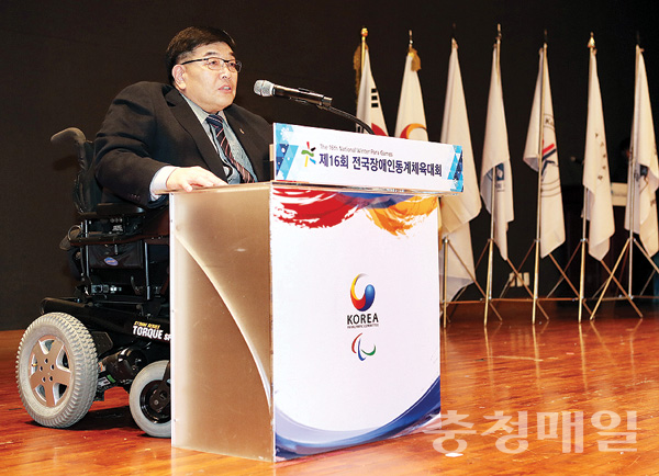 이명호 대한장애인체육회장이 지난 15일 강원도 평창 알펜시아리조트 컨벤션에서 열린 제16회 전국장애인동계체육대회 폐회식에서 폐막을 선언하고 있다.