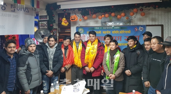 음성지역 네팔 외국인 노동자들이 지난 17일 음성외국인도움센터에서 제4기 네팔 커뮤니티 제4기 위원회를 발족하고 신임 회장단을 구성했다.