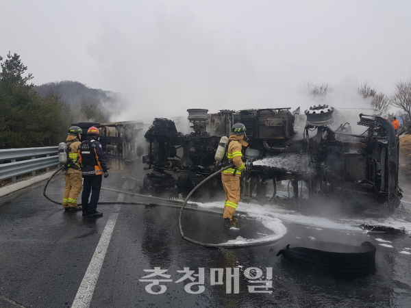 20일 오전 8시4분께 충북 충주시 대소원면 중부내륙고속도로 상행선(서울방향) 만정터널 출구에서 트레일러 추돌사고가 발행한 뒤 차량 1대에 불이 붙었다. 119소방대가 화재 진압을 하고 있다.