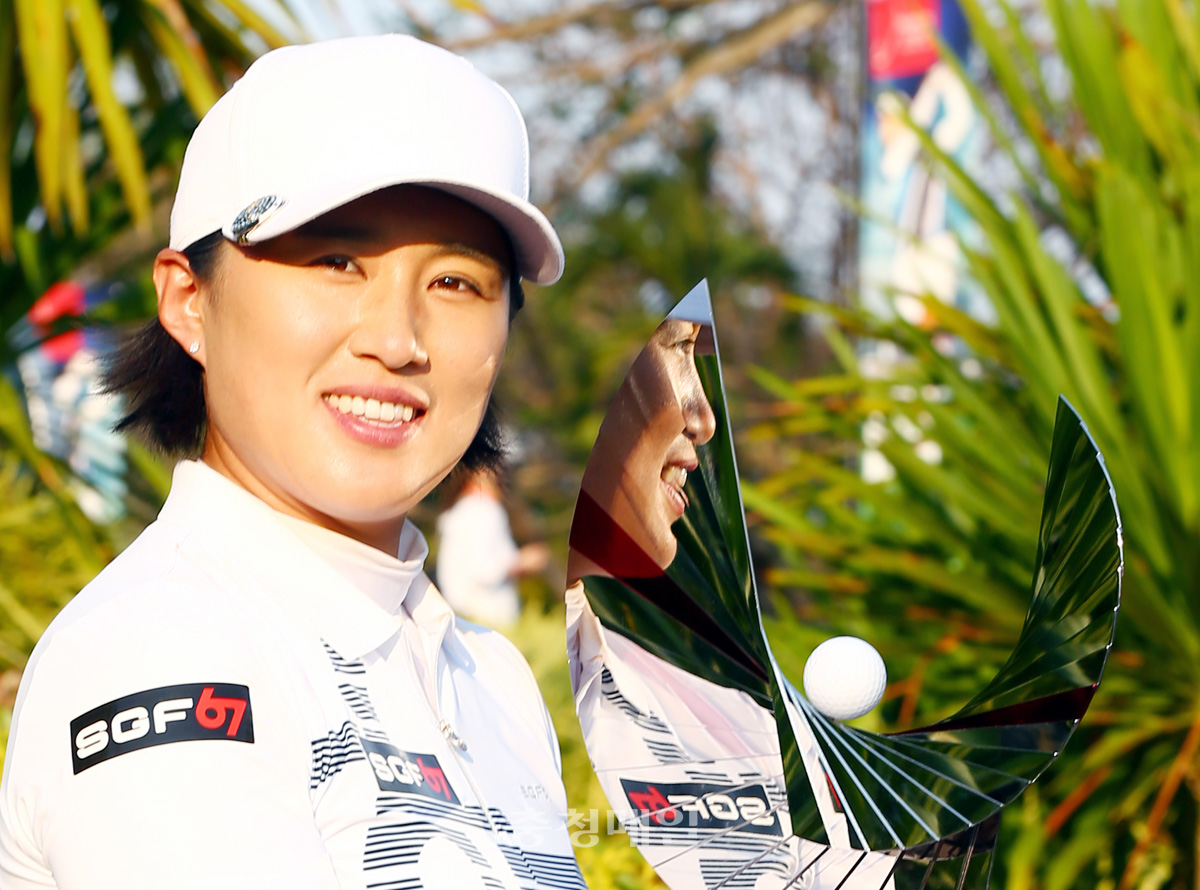 24일 태국 촌부리 시암 컨트리클럽 파타야 올드 코스에서 열린 미국여자프로골프(LPGA) 투어 혼다 LPGA 타일랜드에서 우승을 차지한 양희영이 우승 트로피를 들고 있다.