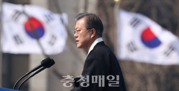 문재인 대통령이 1일 서울 광화문광장에서 열린 제100주년 3.1절 기념식에서 기념사를 하고 있다.