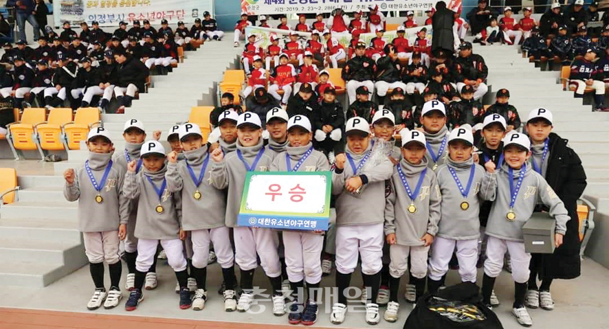 충남 아산시유소년야구단이 순창군수배 전국유소년야구대회 우승 기념 촬영을 하고 있다.