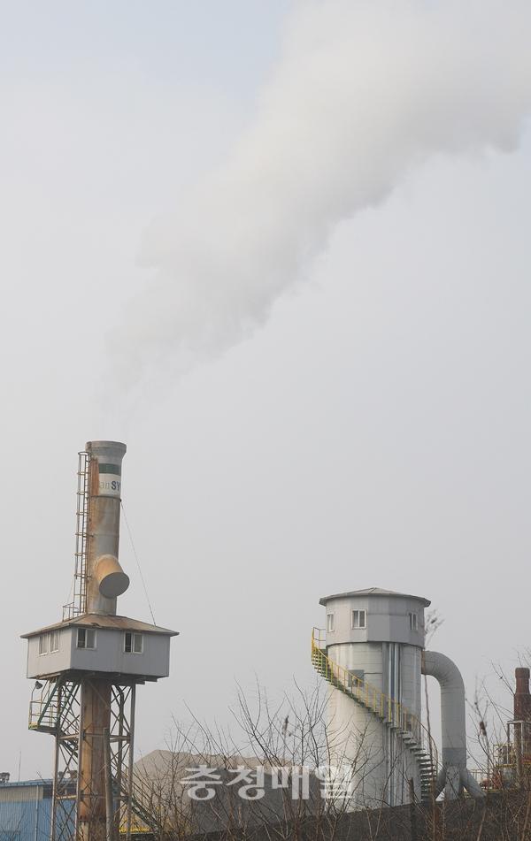 충북 청주지역에 폐기물 소각시설이 몰려 있어 지역주민의 반발이 거세지고 있는 가운데 한 폐기물 소각시설에서 연기가 피어오르고 있다. 오진영기자