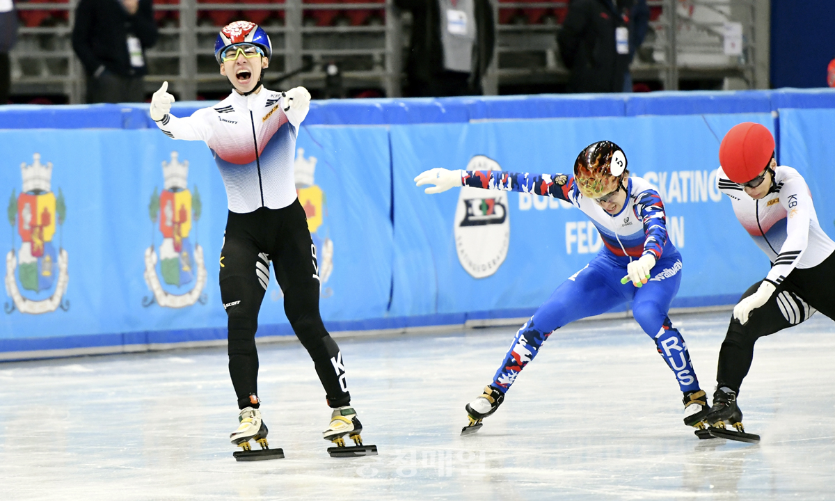 한국의 임효준이 10일 불가리아 소피아에서 열린 국제빙상경기연맹 쇼트트랙 세계선수권대회 1000m 결승에서 1위로 결승선을 통과한 뒤 기뻐하고 있다. 뉴시스