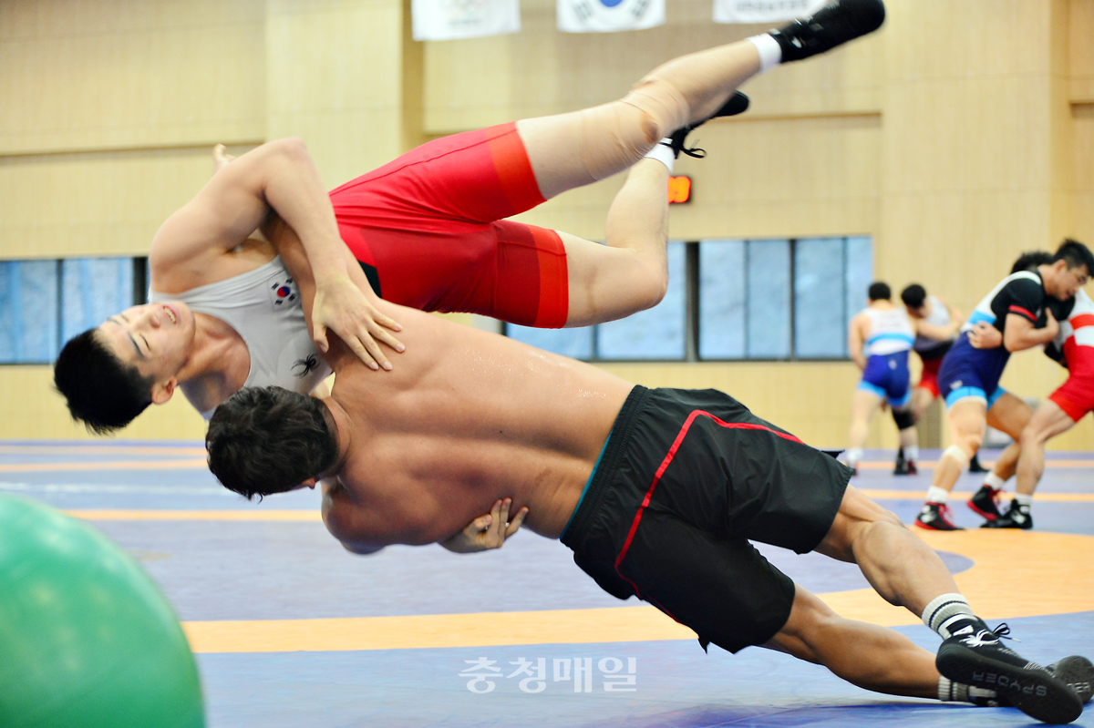 14일 충북 진천 국가대표선수촌에서 국가대표 선수들이 2020 도쿄하계올림픽을 앞두고 굵은 땀방울을 흘리며 훈련하고 있다.