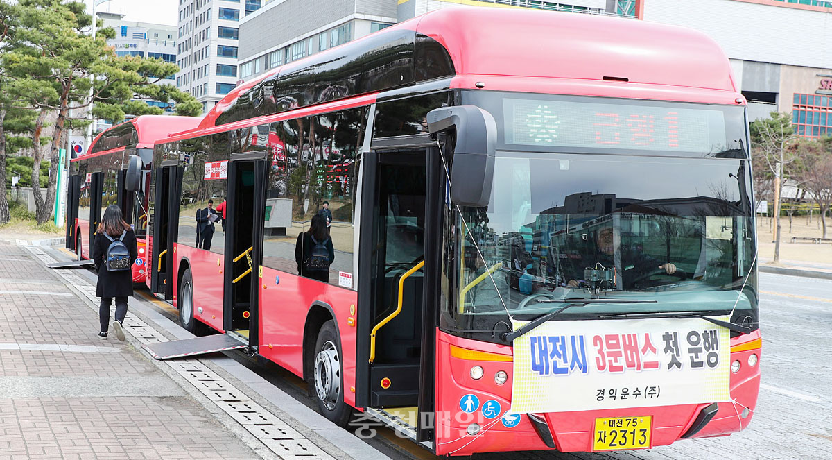 대전시가 쾌적한 출퇴근 환경 조성을 위해 도입한 3문 저상시내버스가 19일 운행을 시작했다.