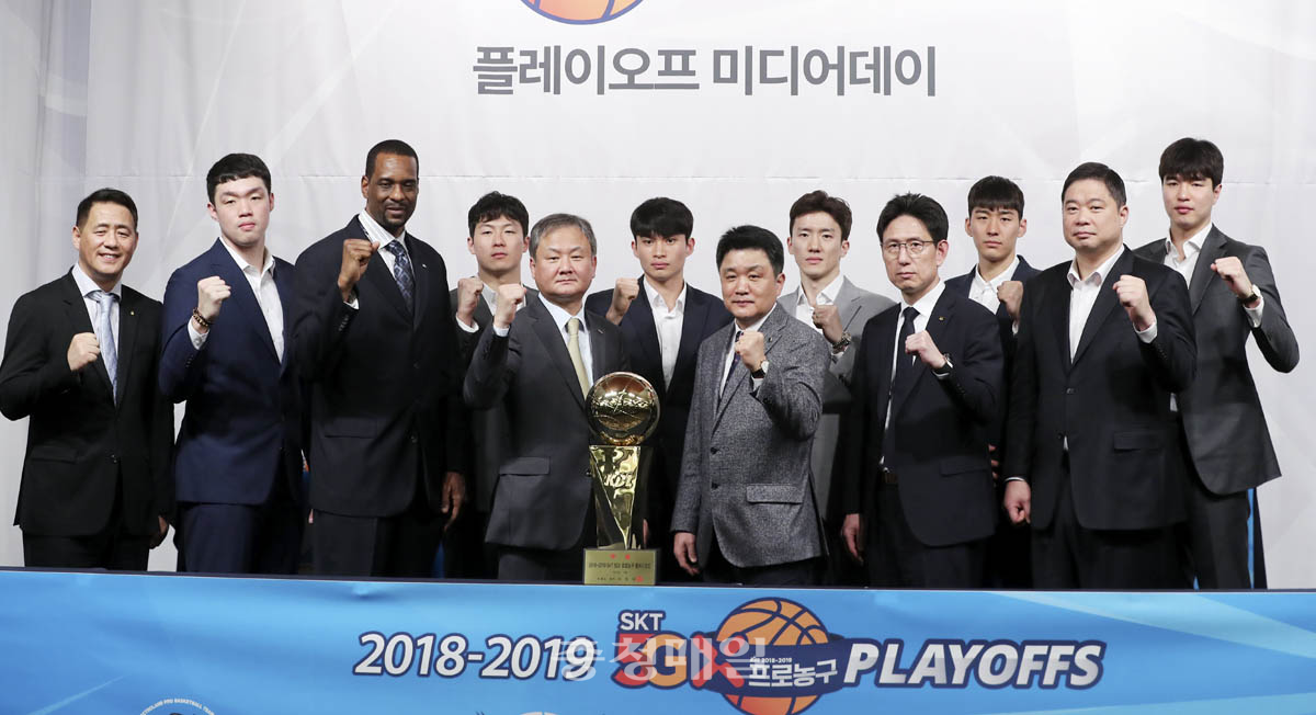 21일 오전 서울 강남구 청담 리베라 호텔에서 열린 ‘2018~2019 5GX 프로농구 플레이오프 미디어데이’에서 감독과 선수들이 챔피언 트로피를 앞에 두고 파이팅을 외치고 있다.