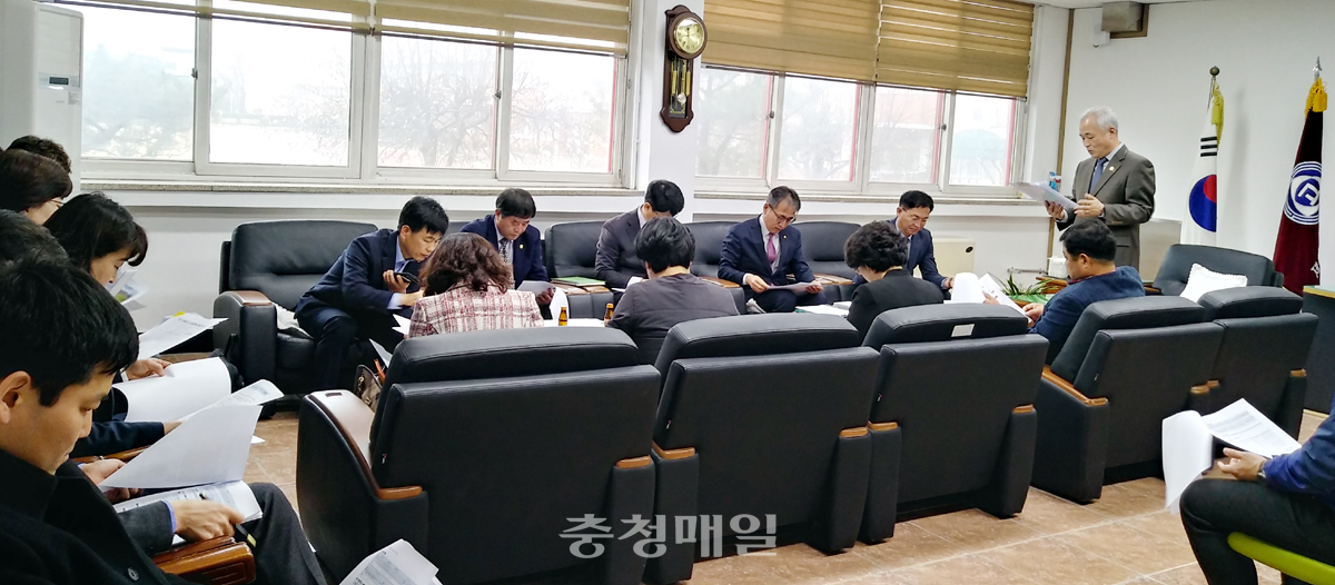 충북도의회 박성원 의원이 21일 제천여고에서 ‘제천지역 고교 교육력 도약 프로젝트’ 관련 순회 간담회를 열고 다양한 의견을 수렴했다.