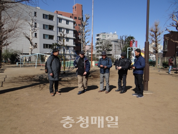 박열과 가네코 후미코가 3년간 복역한 이치가야 형무소 터. 현재는 어린이 놀이공원이지만 스산한 풍경에 누구도 찾지 않을 것 같은 분위기다. 한국에서 간 일행들이 가메다씨의 설명을 듣고 있다.