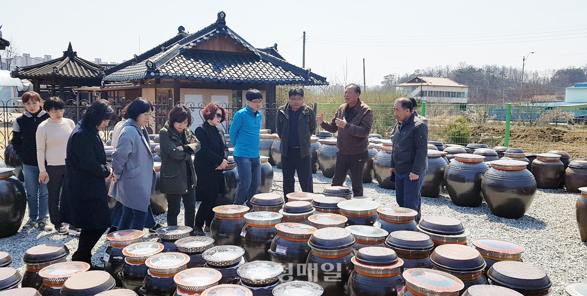 충북도 공무원들이 도내 주요 관광자원 개발을 위해 3일 증평 에듀팜 특구관광단지를 견학하고 있다.