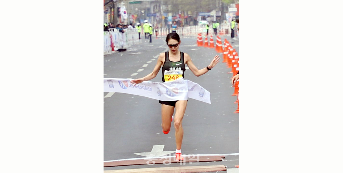 최경선이 지난 7일 열린 2019대구국제마라톤 대회에서 국내 여자부 1위, 국제부 3위로 결승선을 통과하고 있다.