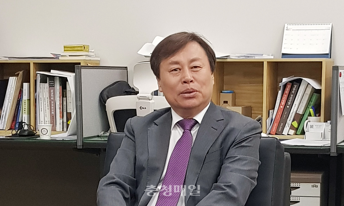 도종환 의원이 10일 충북도청 기자실을 찾아 장관 재임 기간에 대한 소회와 앞으로의 계획에 대해 말하고 있다.
