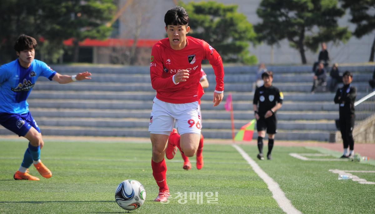 지난 13일 ‘2019 K3리그 어드밴스’ 3라운드에서 양평FC를 상대로 멀티골을 작성한 청주FC 김근웅이 질주하고 있다.