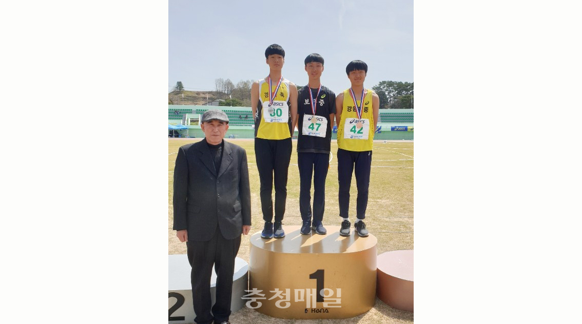 춘계전국중고등학교 육상대회 멀리뛰기에서 금메달을 획득한 보은중 김현식(오른쪽 두번째)이 기념 촬영을 하고 있다.