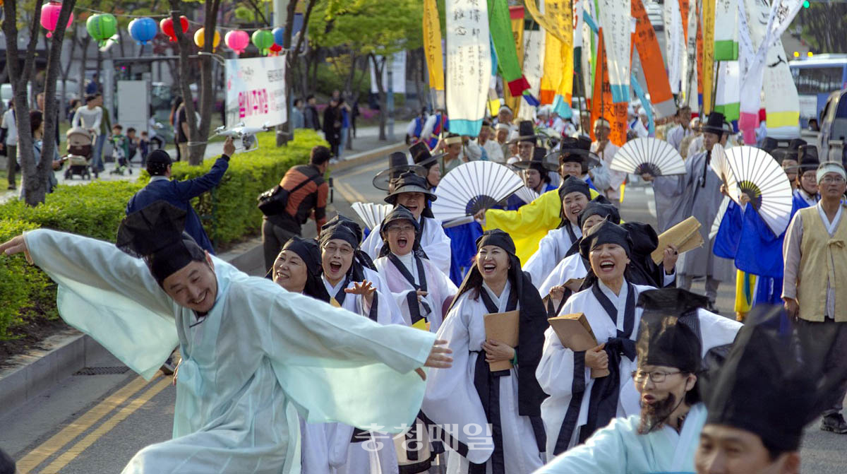 대전 대덕구 동춘당문화제 문정공시호봉송행렬 참가자들이 거리 행진을 하고 있다.