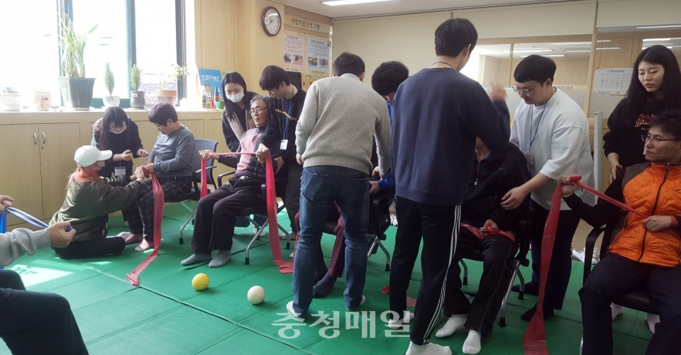 충북 영동군 유원대학교 학생들이 지역사회 뇌 병변 및 지체장애인의 재활치료를 돕고 있다.