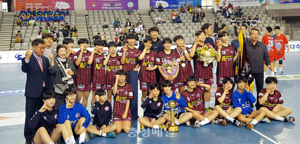 충북 청주 일신여자중학교가 23일 ‘74회 전국 종별 핸드볼 선수권대회’ 우승을 차지한 뒤 기념 촬영을 하고 있다.