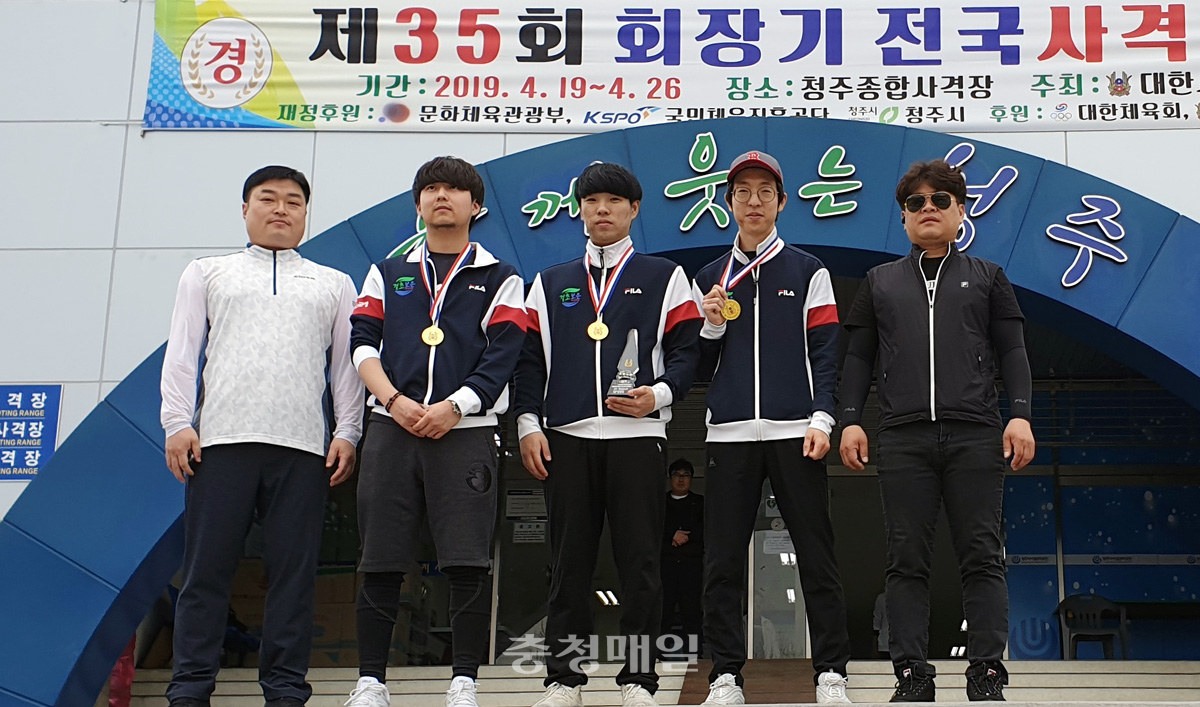 회장기 전국사격대회서 다수의 메달을 획득한 충북 보은군청 사격팀이 기념 촬영을 하고 있다.