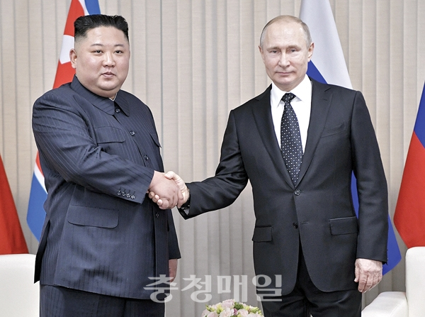 블라디미르 푸틴(오른쪽) 러시아 대통령이 25일(현지시간) 블라디보스토크 극동연방대학에서 김정은 북한 국무위원장과 만나 회담에 앞서 악수하고 있다.  뉴시스
