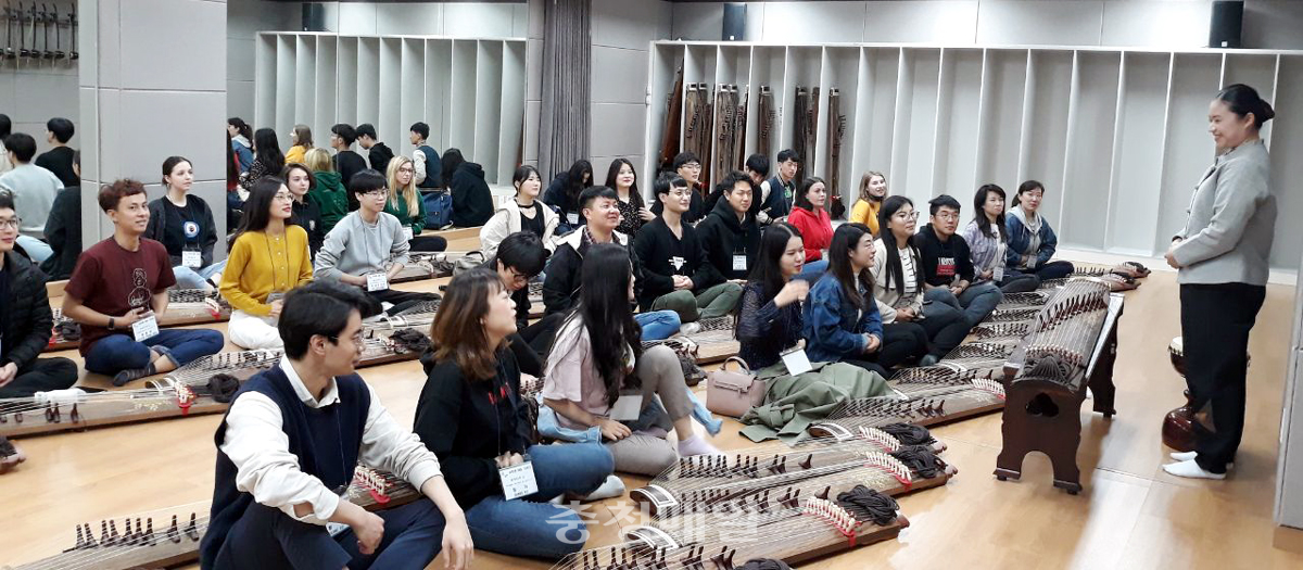 충북도는 지난 27일 영동 국악체험촌에서 ‘2019년 유학생 SNS 기자단 발대식’을 개최한 가운데 유학생 SNS 기자단이 악기연주 체험을 하고 있다.